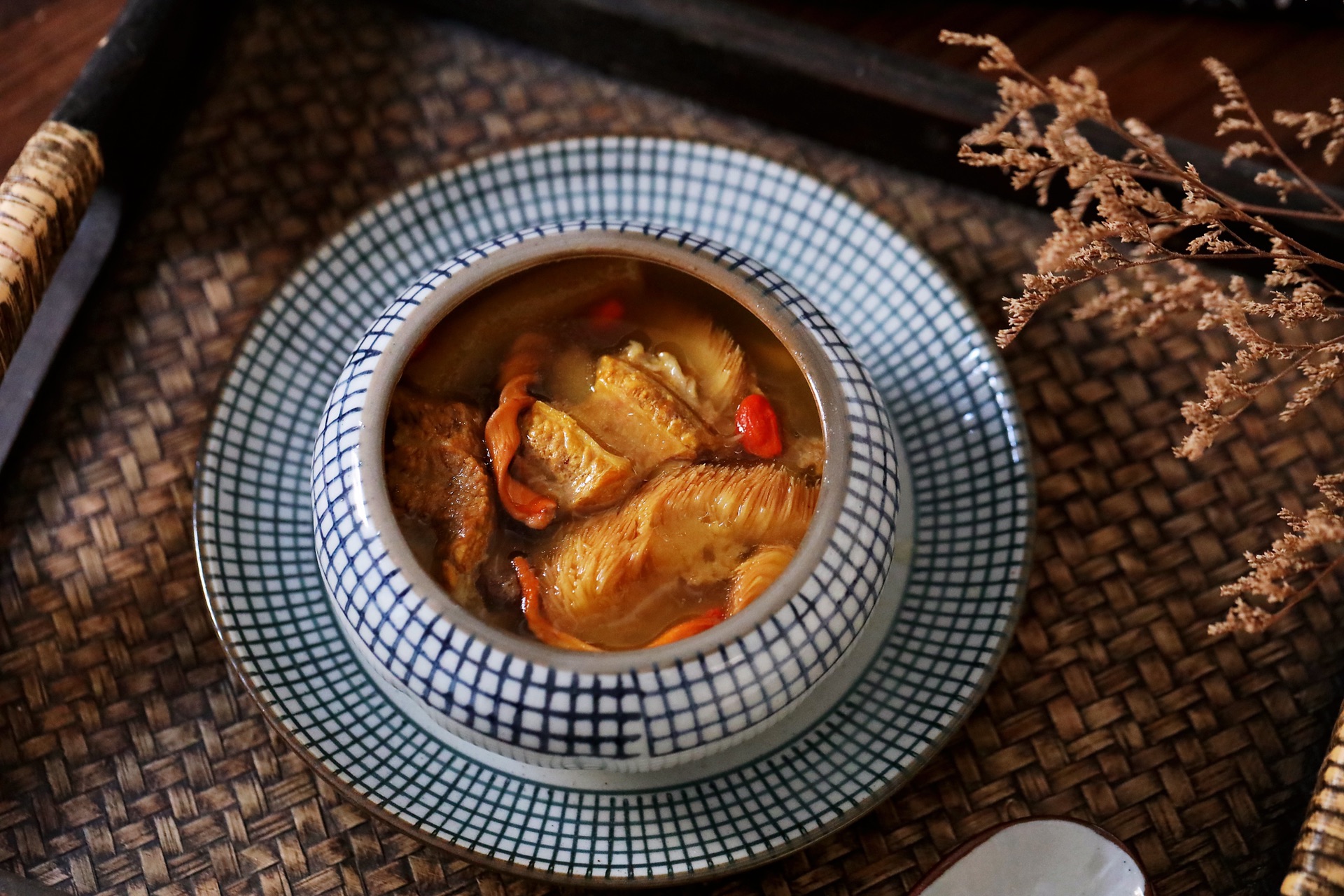即食猴头菇燕窝的功效与作用,燕窝猴头菇汤的功效