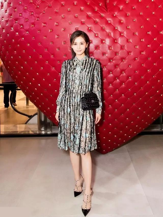 valentino铆钉鞋哪一款百搭,人生第一双高跟鞋简约