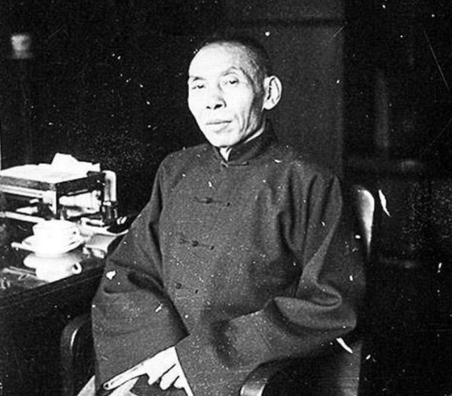 晚年杜月笙，蒋介石拉拢，大陆挽留，却还是挤在一个三室一厅小窝