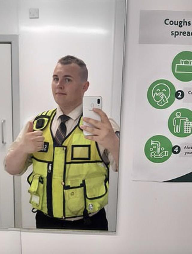 盘点金毛照顾小主人暖心一幕视频,金毛雨中淋雨等主人