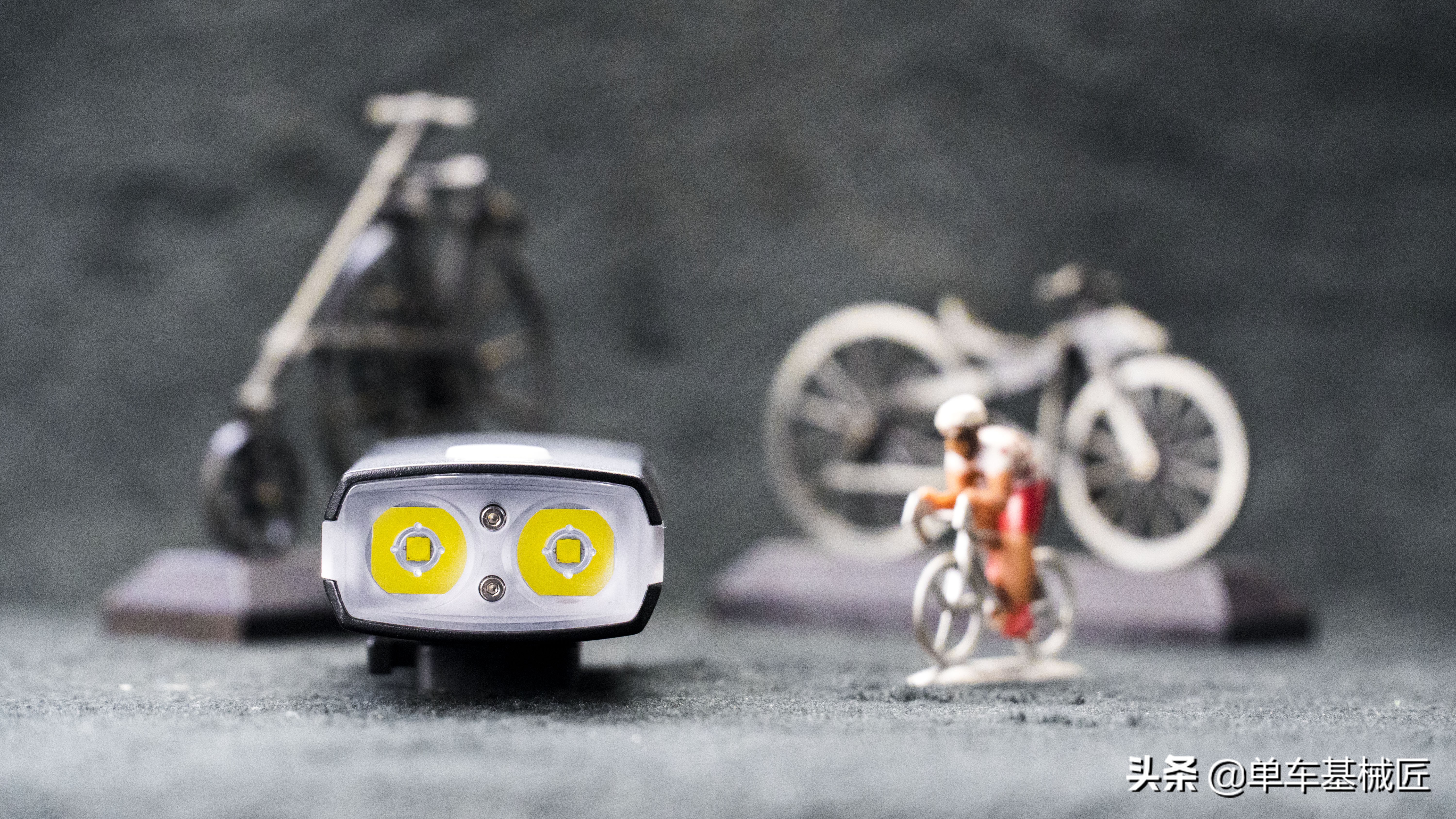 猫眼的信号灯闪红色怎么回事,猫眼上的灯为什么有时会亮