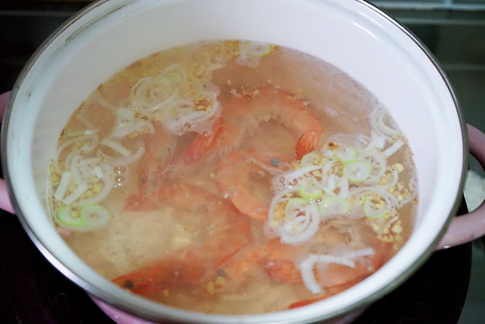 冬季做汤味不鲜，口感寡淡？那是调味汁没用对，这有一招鲜的窍门