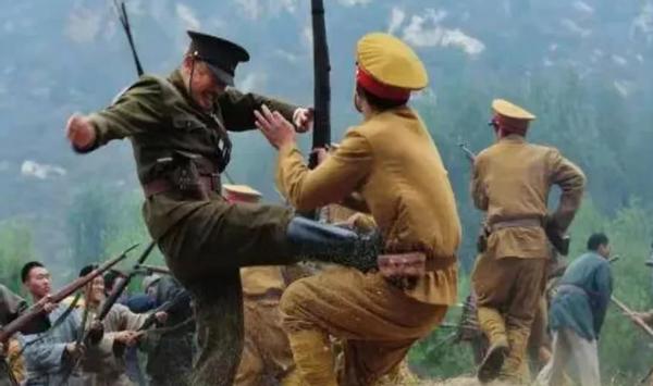 毛*东泽**：红军的强大，在于“跟我上”，而不是“给我上”