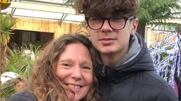 英国男孩长发为什么要剪掉,英国学生被学校开除