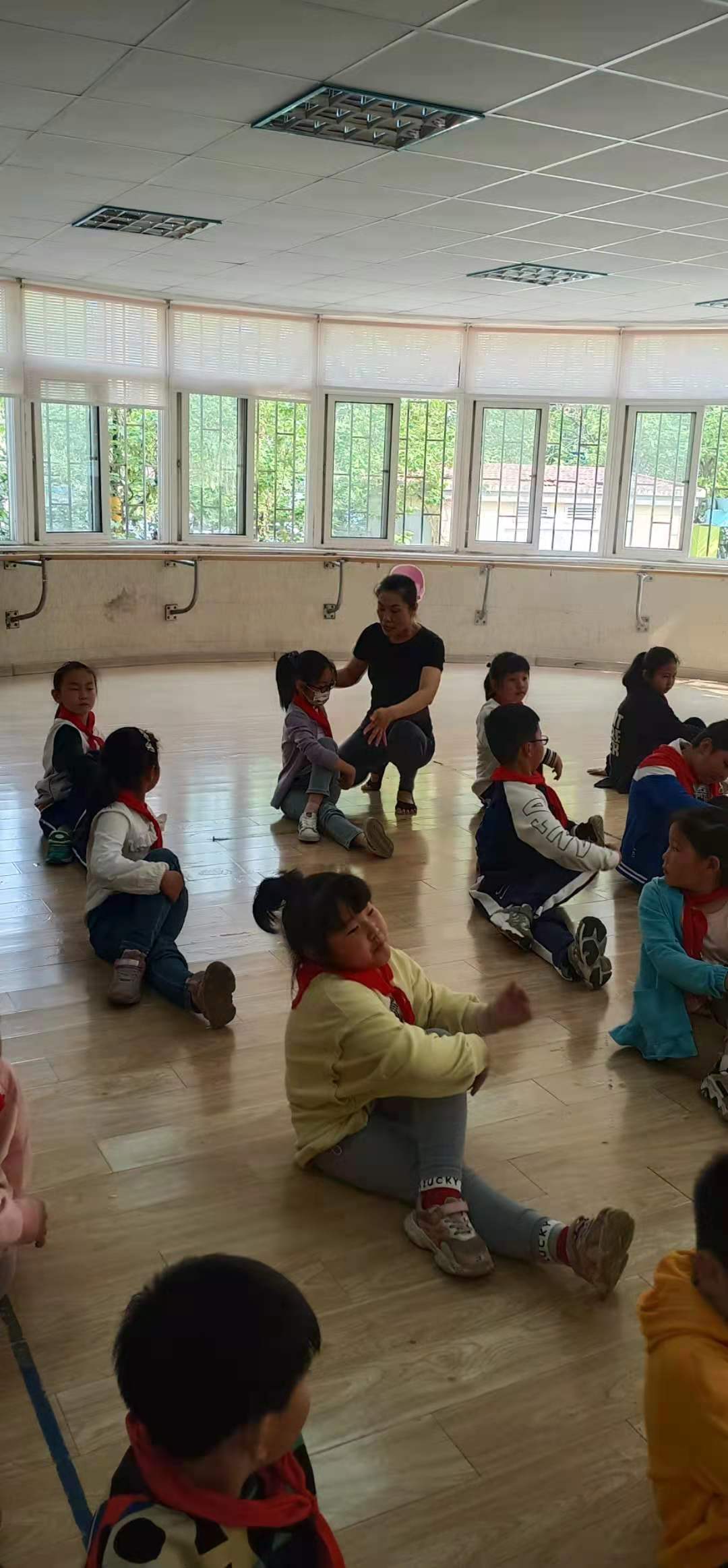 「家校携手」青岛普集路小学家长课堂：瑜伽进校园