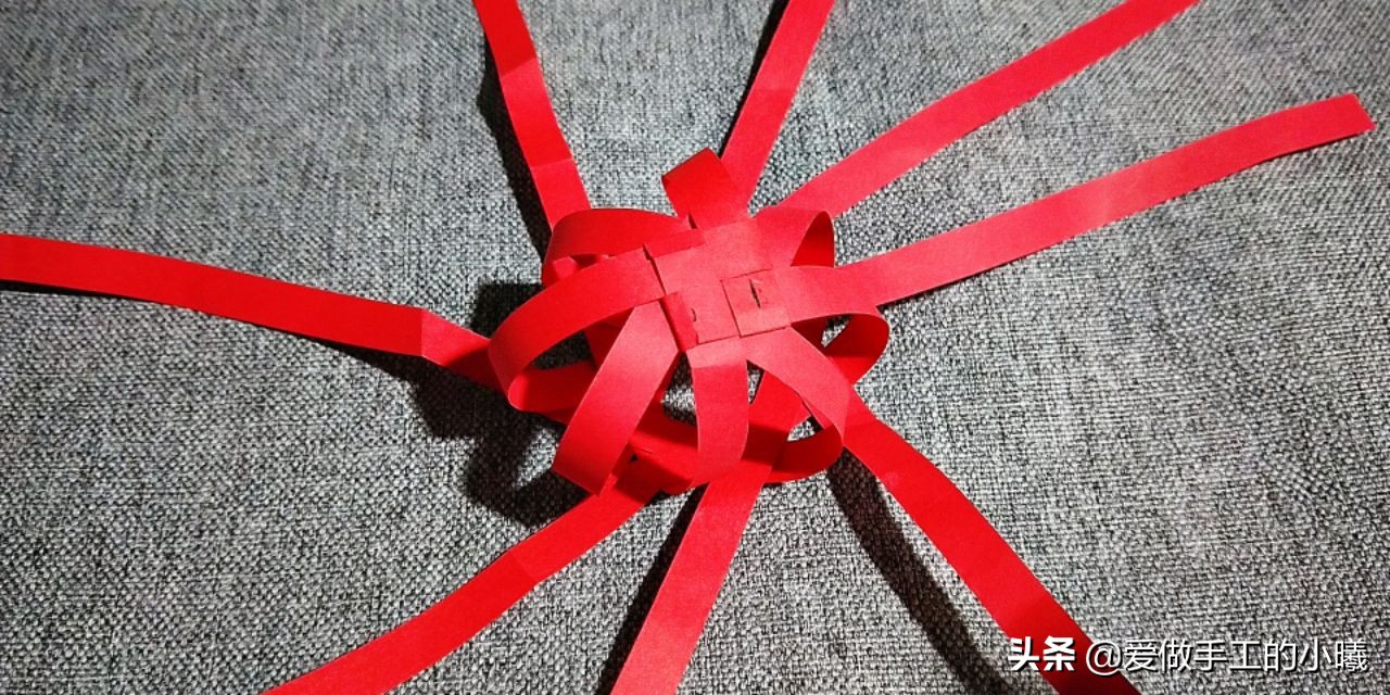 用折星星的纸条做灯笼,用纸条折红红的小灯笼