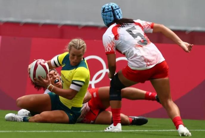 孙颖莎和伊藤美诚台下互动,孙颖莎对伊藤美诚撒娇