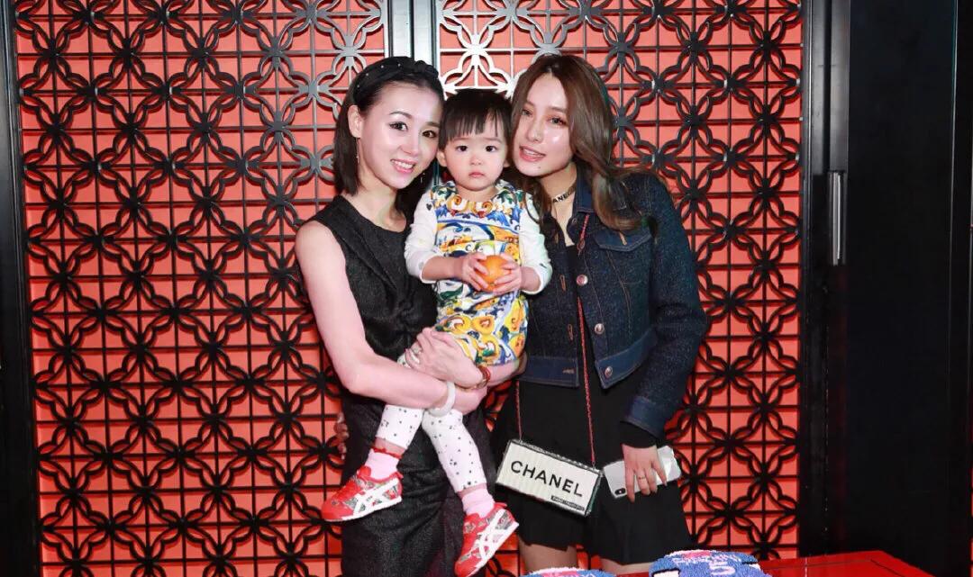 前国脚范志毅女儿给网红当主持，裙子吸睛，与爸爸三婚妻子似闺蜜