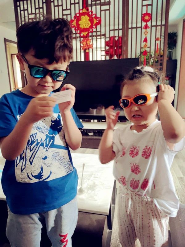 买了一个蓝墨镜,儿童墨镜7-12岁酷墨镜怎么选