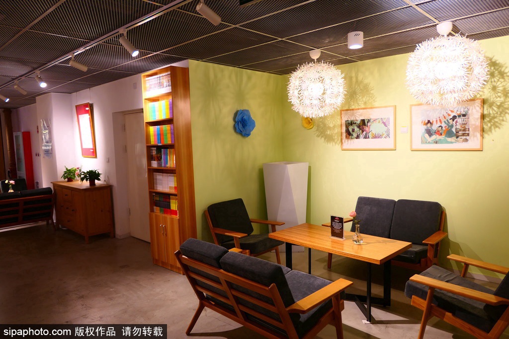 京城简约风书店，干净明亮简简单单的阅读之所