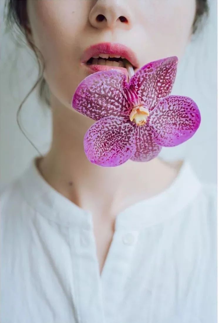 拍照尴尬怎么化解,拍照不自然不上镜的解决办法