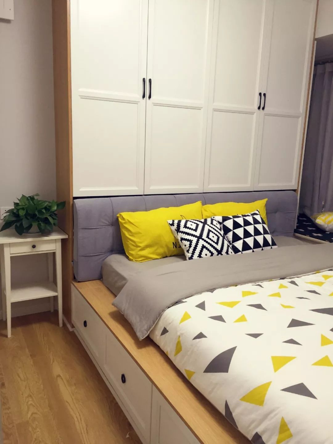 衣柜定制效果黄色原木,全屋定制白色衣柜轻奢效果图