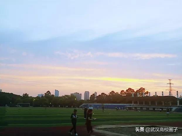 全武汉只有这所大学校门上跑火车，以前嫌弃现在却又舍不得