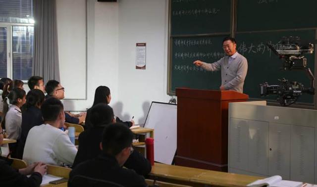 大学辅导员的年薪有多少,大学的辅导员年薪多少