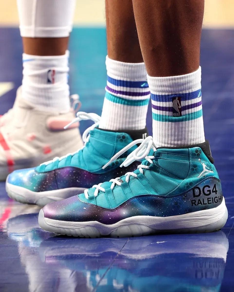 aj黄蜂队配色,nba球员上脚aj11红色