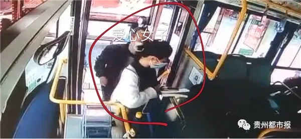 帮老人擦粪的女孩,公交车上为老人擦粪的白衣女孩