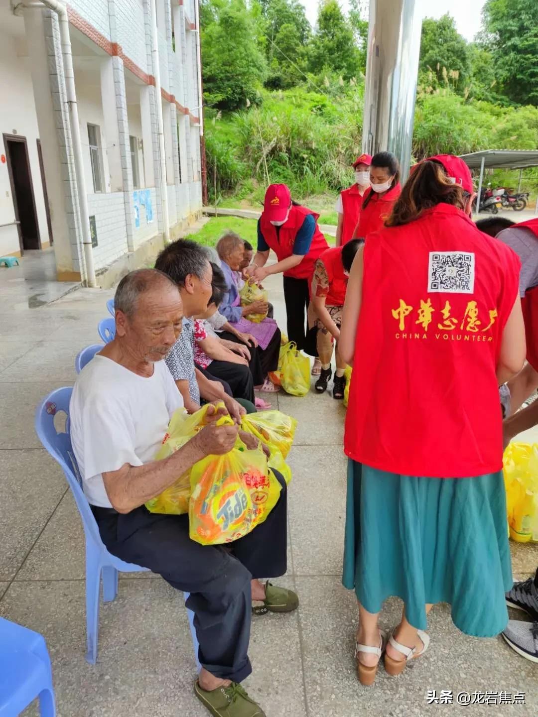 志愿者红马甲走进老人院,红马甲志愿者走访孤寡老人