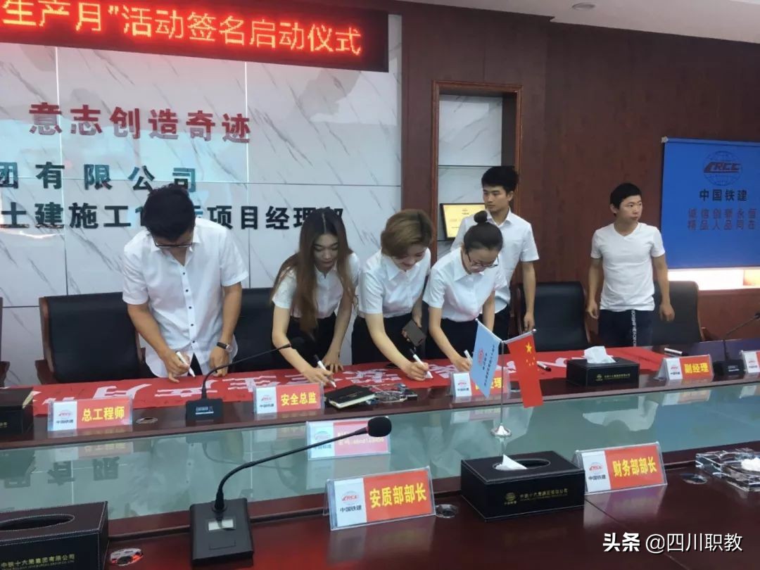 他们都是专科毕业，纷纷进中交、中铁集团，月入上万