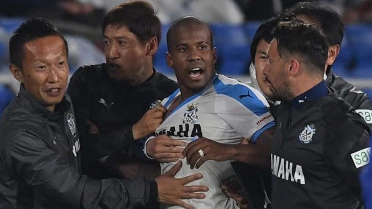 太过分！踢不过就打人！欧冠球迷厉害了，让球队蒙羞还让足协买单