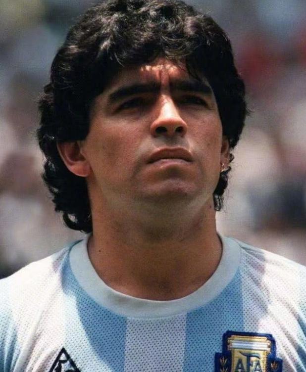 央视评论马拉多纳,白岩松评价c罗和梅西遭吐槽