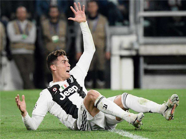 c罗的爆发力和协调性太强了,c罗状态下滑的为什么这么厉害