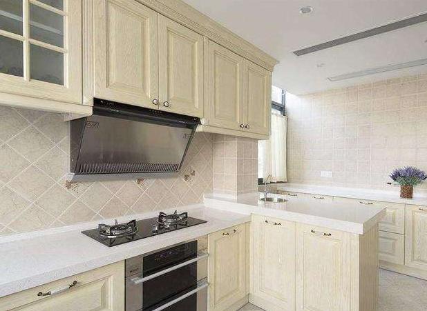 侧吸油烟机和顶吸油烟机哪个好用,厨房装修油烟机和灶具怎么选