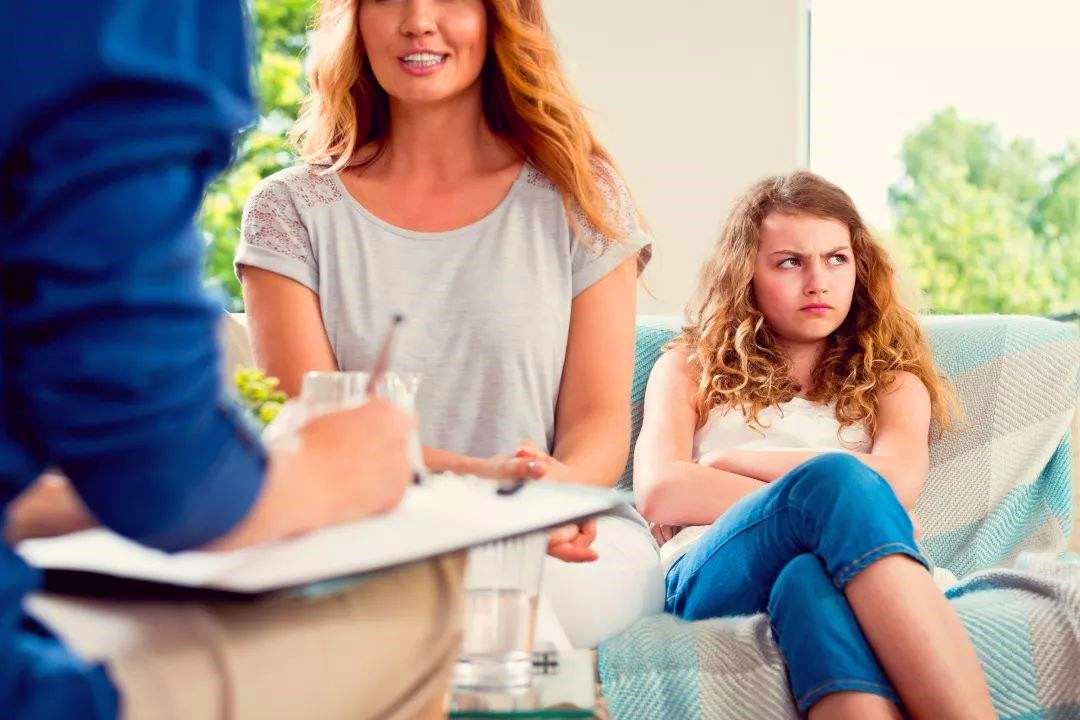 如何和18岁孩子聊天沟通,和成年孩子聊天总是出现尬聊