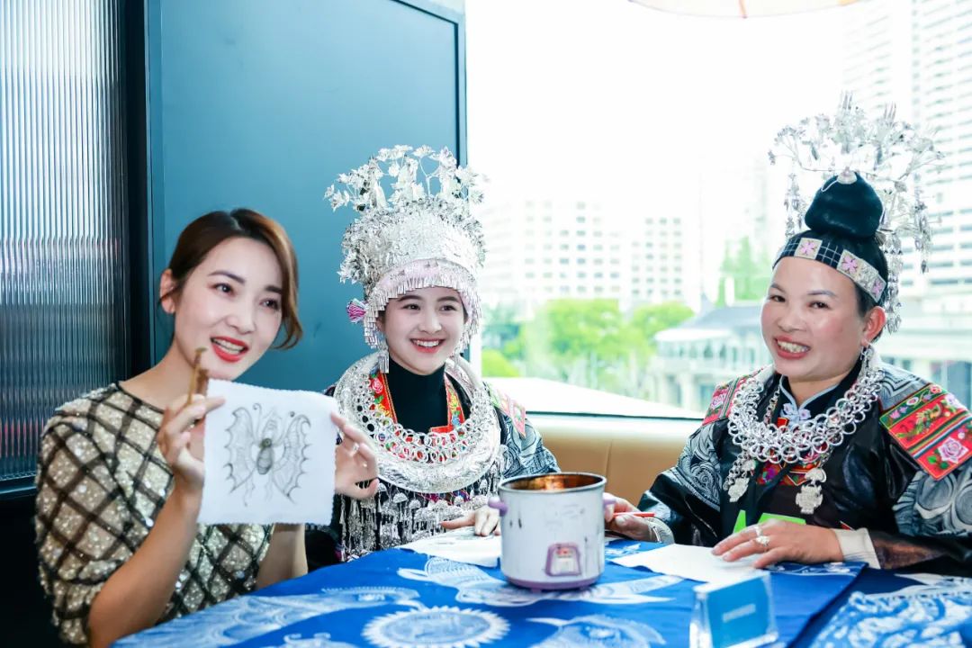 被央视点赞，有点惊艳！这位00后甜心苗妹勇闯上海时装周