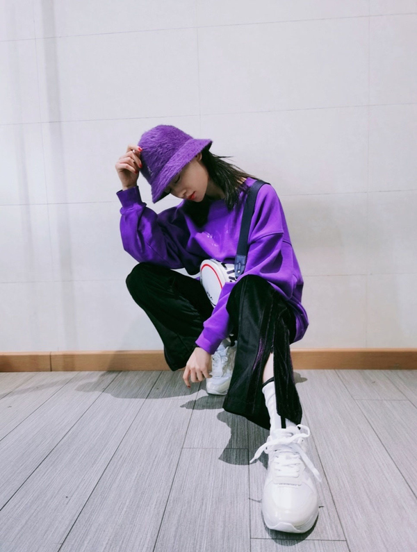 吴谨言冬穿搭,吴谨言真空露腹装超吸睛