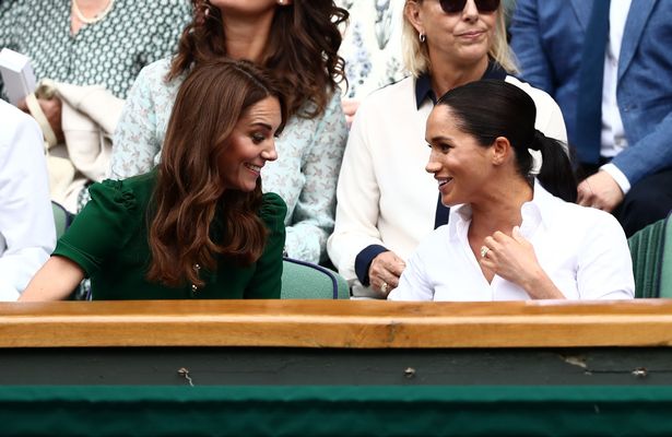 梅根王妃被曝安排座位时耍心机,强势插入凯特姐妹,怕落单被嘲笑