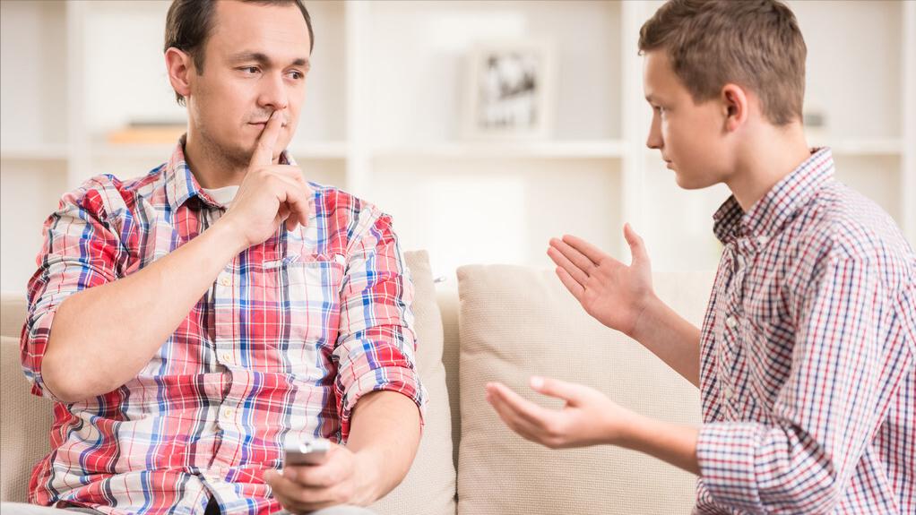 和亲生父亲发生争执怎么办?平复情绪,主动道歉,缓解彼此的关系