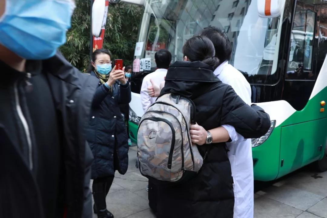90分钟成军，为武汉结界！复旦华山214位“白衣将士”向武汉再出发！