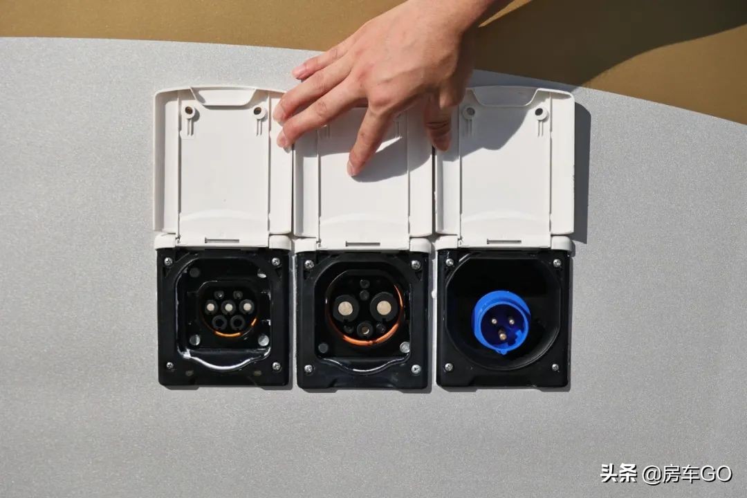 这台房车有5种充电方式，车内电器语音控制，卫生间也是干湿分离