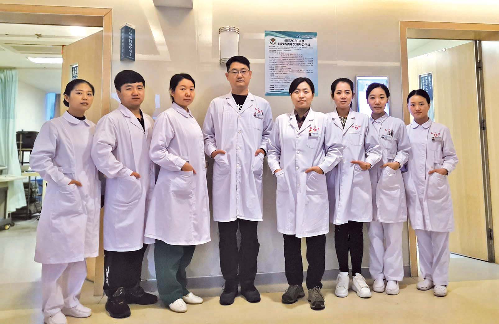 “小孔医学”里的大爱人生——记省第二人民医院耳鼻喉科主任何珍