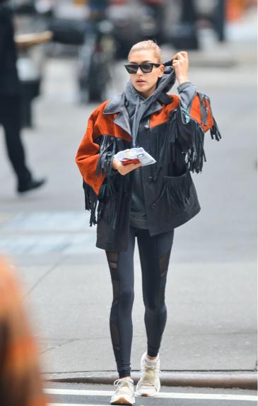 秋冬季节卫衣单穿有些冷，加件外套一起穿，舒适时尚又有范儿