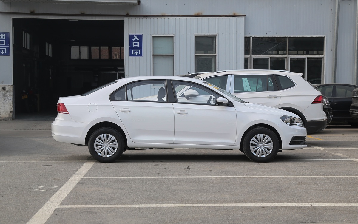 新款桑塔纳两三万公里得多少钱,皮实省油耐造的家轿桑塔纳