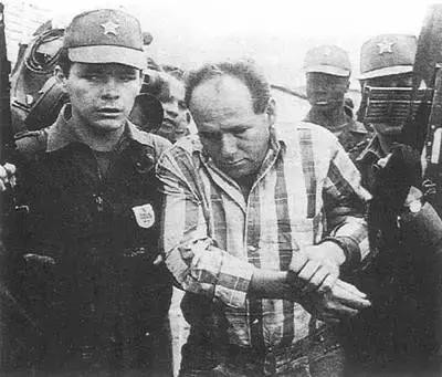 他在世界杯踢进一个乌龙球，致使国家队被淘汰！回国身中12枪而亡