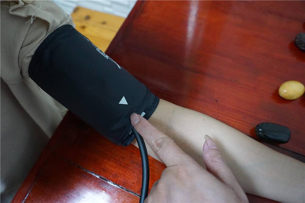 长坤手臂式智能电子血压计,爱尔泰血氧仪