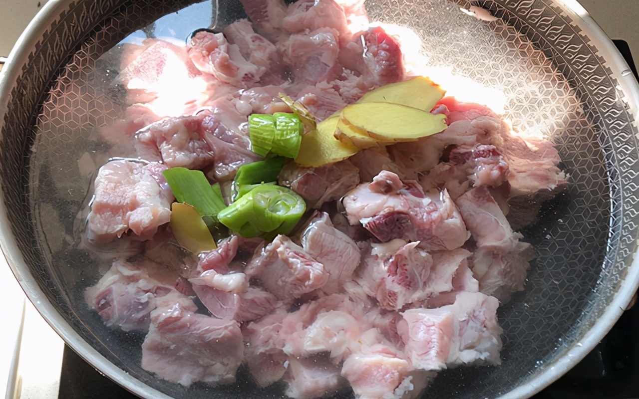 教你老一辈秘制排骨做法,老妈铁锅炖排骨的做法