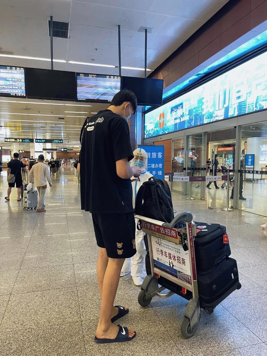 打脸！周琦穿耐克鞋现身沈阳备战全运会，他曾公开保证*制抵**耐克