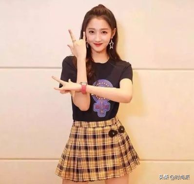 t恤半身裙夏天这样搭超时髦,适合搭配半身裙的夏季上衣