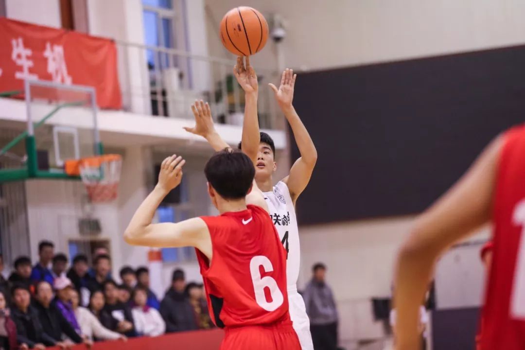 新·十六强齐亮相高中赛场惊现*力暴**隔扣丨18-19耐克高中联赛