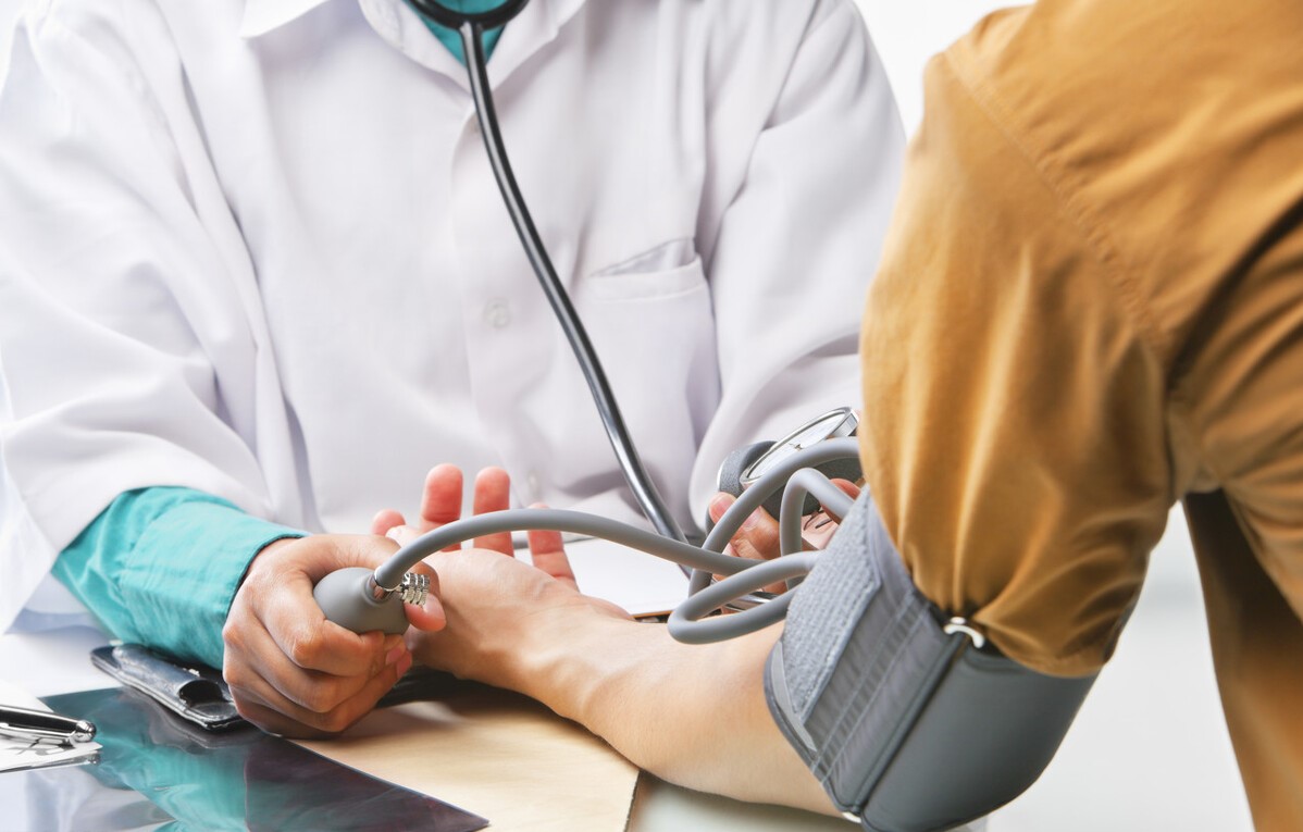 23岁高血压140低压90怎么办,高压超过140一定是高血压吗