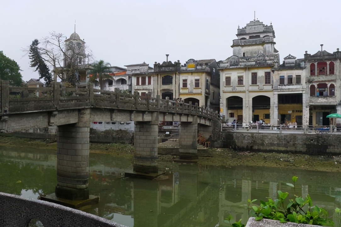 广东一村落全是小洋楼,没住多久,全村出国