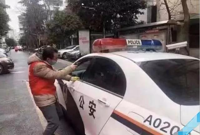 今天过来按脚，恰巧碰见了前女友，我该怎么化解尴尬呢？哈哈哈