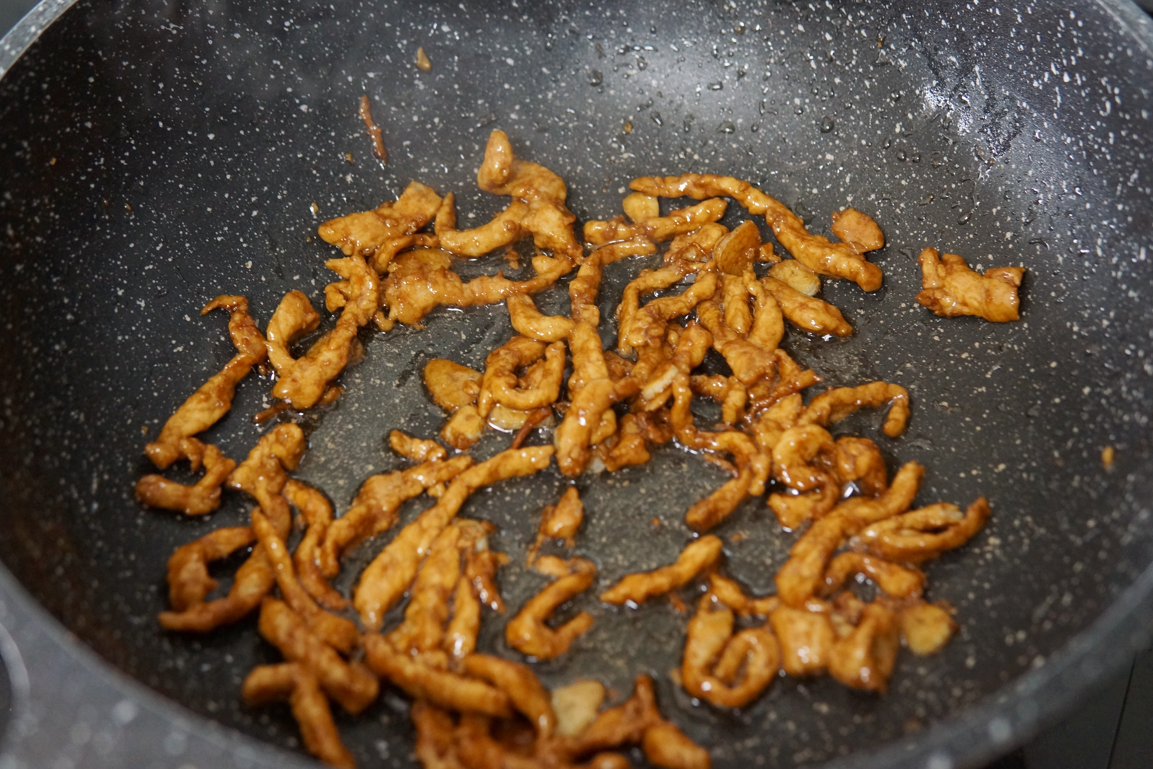 怎样炒出来的蒜苔不辣,怎么样炒可以让蒜苔变绿