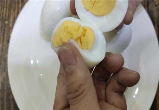 煮鸡蛋这样做鸡蛋软嫩鲜香好剥壳,白水煮鸡蛋怎么煮好剥壳