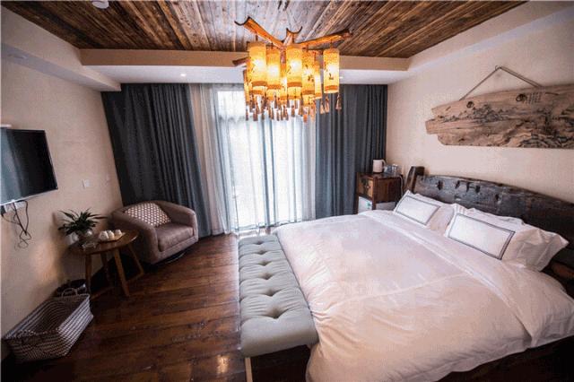 这对夫妻把渔民都嫌弃的破旧石头房，改成3个超美的民宿，美爆了