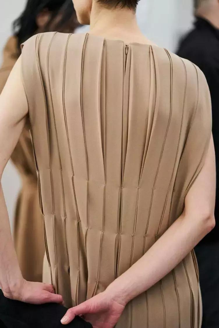 上万的裙子值不值,几千的连衣裙