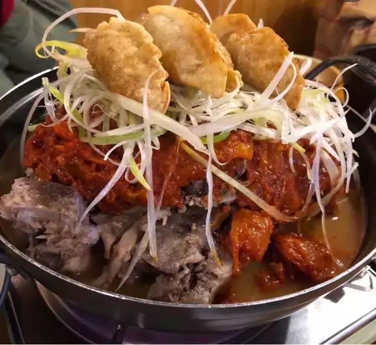 广州爆火的韩国年糕火锅 (韩国美食一条街部队火锅)